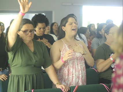 Plenária cheia no acampamento